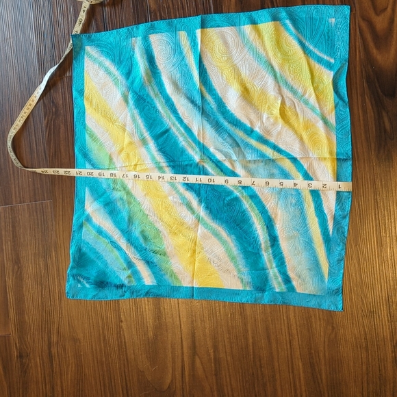 Harve Bernard bright, cheerful scarf - Picture 3 of 6